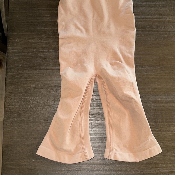 SKIMS SEAMLESS SCULPT BODYSUIT MID THIGH in Ochre Size XS - Picture 5 of 9